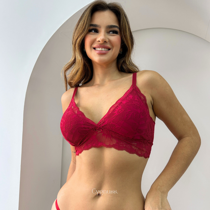 Modelo sorrindo enquanto veste o Sutiã Aurora Cygnuss vermelho, evidenciando o conforto e o charme da peça.