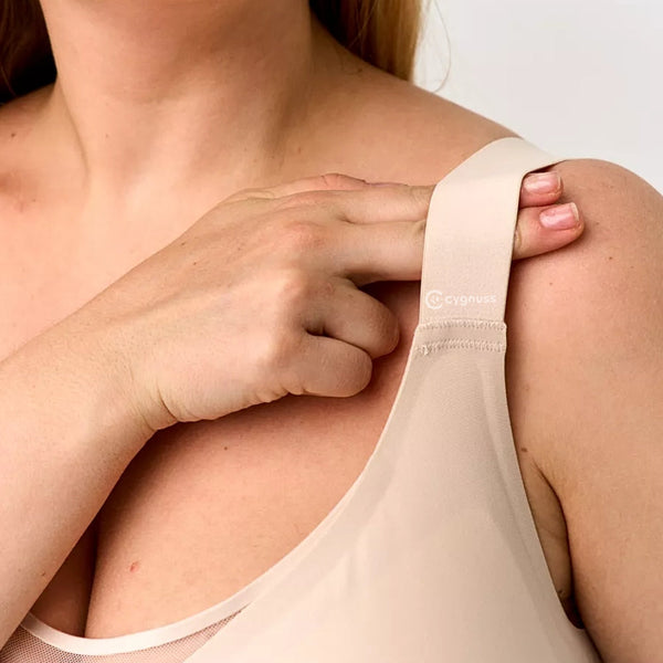 Detalhe da alça larga do sutia nude Cygnuss, ideal para quem busca conforto premium no dia a dia. Modelo que não marca os ombros e oferece sustentação com leveza.