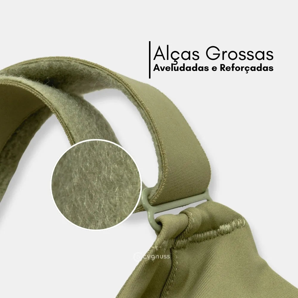 Close das alças grossas e aveludadas do sutiã esportivo de qualidade premium. Estrutura reforçada que garante conforto e suporte durante atividades físicas.