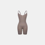 Body Elegance Modelador bege, visto da frente, destacando o formato que modela o corpo com alças finas e ajuste suave, oferecendo suporte confortável e discreto sob as roupas.

