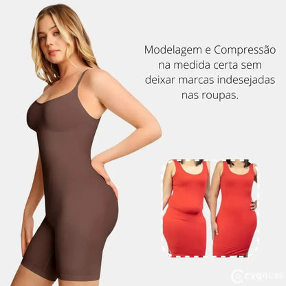 Mulher usando body modelador na cor cacau, com alças finas, mostrando a modelagem perfeita do corpo. Ao lado, duas imagens comparativas de roupas, uma com marcação visível e a outra sem, destacando como a peça elimina marcas indesejadas nas roupas.