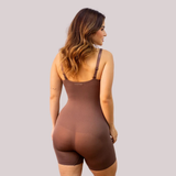 Mulher usando body modelador em cor cacau, com alças ajustáveis e o logo Cygnuss na parte superior das costas. O foco está no contorno do corpo e na modelagem da peça, destacando o efeito de suavização e conforto.