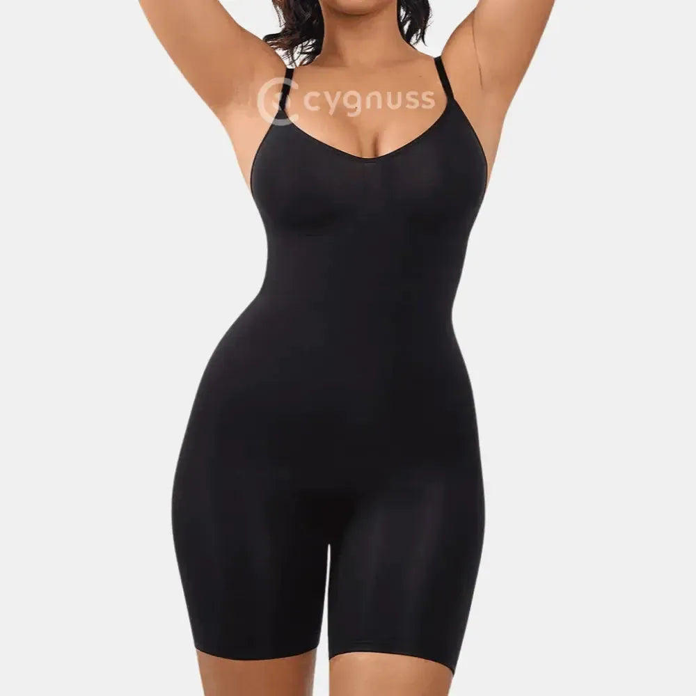 Mulher usando o Body Elegance Modelador na cor preta, com os braços erguidos, mostrando o ajuste perfeito do produto. O logo da Cygnuss está visível no canto superior esquerdo.