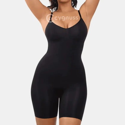 Mulher usando o Body Elegance Modelador na cor preta, com os braços erguidos, mostrando o ajuste perfeito do produto. O logo da Cygnuss está visível no canto superior esquerdo.