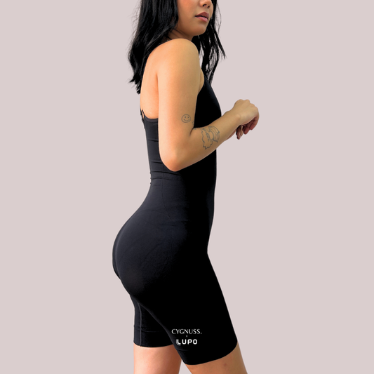 Mulher usando Body Modelador Emana Cygnuss da Lupo exibindo lingerie modeladora sem costura, respirável e elegante.