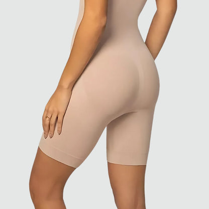 Mulher usando Body Modelador Emana, exibindo lingerie sem costura e respirável para ajuste perfeito e conforto, Cygnuss x Lupo.