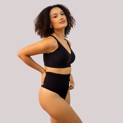 Mulher vestindo calcinha modeladora pêssego fio para conforto e sustentação, destacando estilo sofisticado e ajuste perfeito.