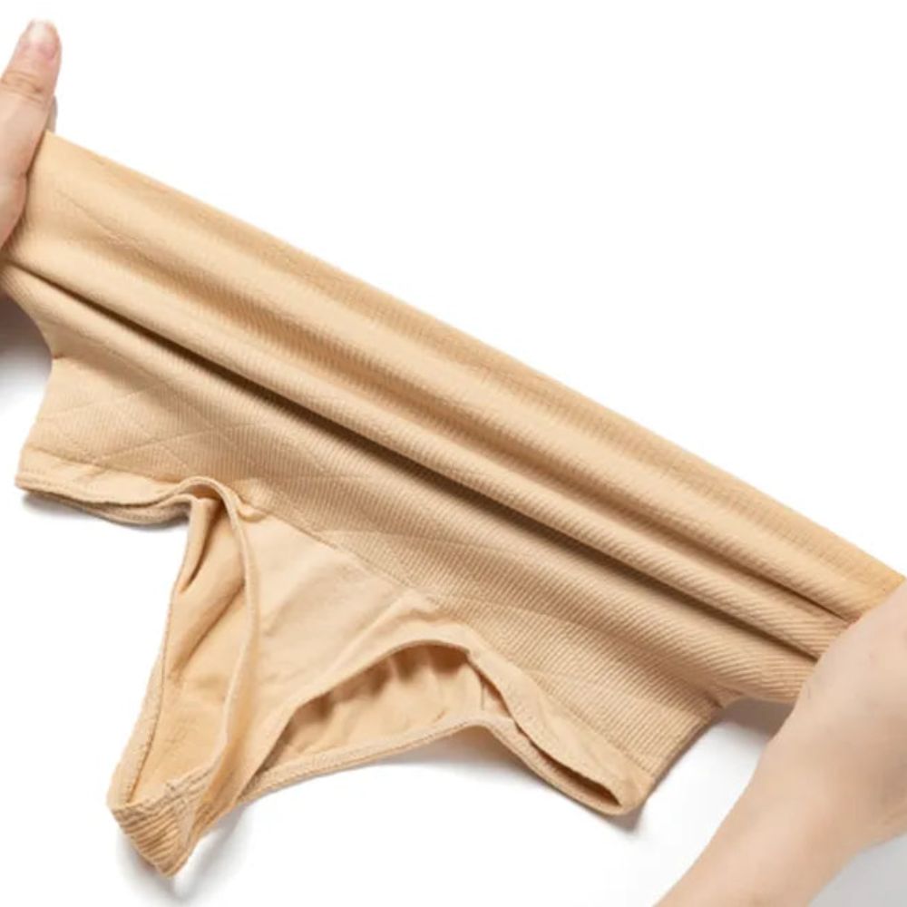 Calcinha modeladora pêssego fio dental mostrando elasticidade e conforto, ideal como lingerie feminina elegante e respirável.