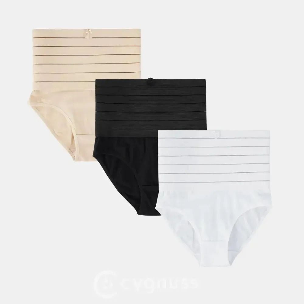 Imagem de um conjunto de calcinhas modeladoras com efeito de compressão. As peças são exibidas em três cores: bege, preto e branco. Cada calcinha é equipada com faixas de elástico de compressão que ajudam a modelar a região abdominal e proporcionar um contorno mais definido.
