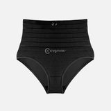 Imagem de uma calcinha modeladora preta com faixas de elástico de compressão na região abdominal. A peça é de modelo alto, proporcionando suporte e modelagem para a cintura, com o logo da Cygnuss visível na parte frontal.
