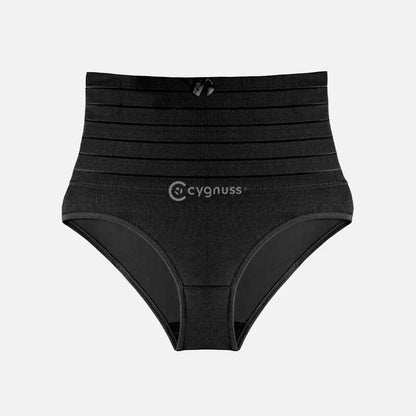 Imagem de uma calcinha modeladora preta com faixas de elástico de compressão na região abdominal. A peça é de modelo alto, proporcionando suporte e modelagem para a cintura, com o logo da Cygnuss visível na parte frontal.
