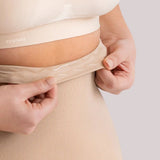 Close no detalhe da faixa de silicone da Calcinha Modeladora Juliette bege da Cygnuss, evidenciando o acabamento interno que oferece maior sustentação e aderência à cintura.
