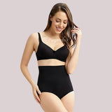 Modelo sorridente vestindo a Calcinha Modeladora Juliette preta da Cygnuss com faixa de silicone, peça de qualidade premium que modela a cintura com conforto e elegância.
