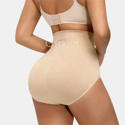 Vista traseira da Calcinha Modeladora Pêra da Cygnuss, modelo tanga na cor bege, com cintura alta e tecido modelador, destacando o efeito levanta bumbum e a valorização das curvas femininas.