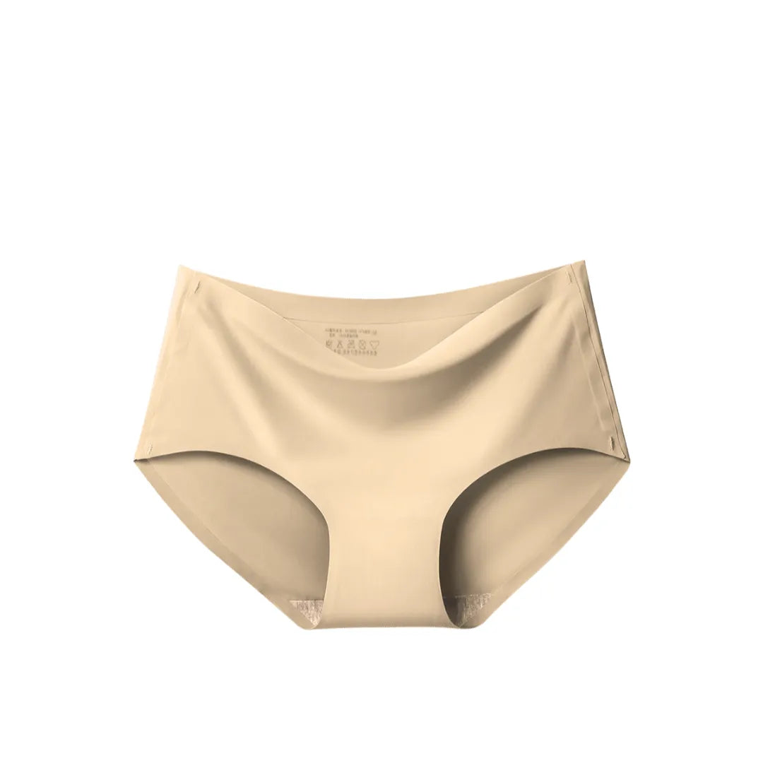 Foto da Calcinha Soft bege da Cygnuss sobre fundo branco, exibida em vista frontal com design sem costura, acabamento clean e cintura média, destacando o caimento leve da peça.
