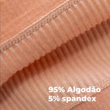 Imagem em close do tecido canelado na cor terracota, destacando a costura e a textura macia da peça. No canto inferior direito, aparece a composição do material: “95% Algodão, 5% Spandex”, indicando elasticidade e conforto.