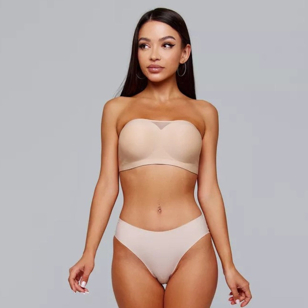 Modelo usando conjunto bege sem costura da Cygnuss com sutiã tomara que caia e calcinha, em pose frontal que destaca o caimento anatômico e acabamento clean.