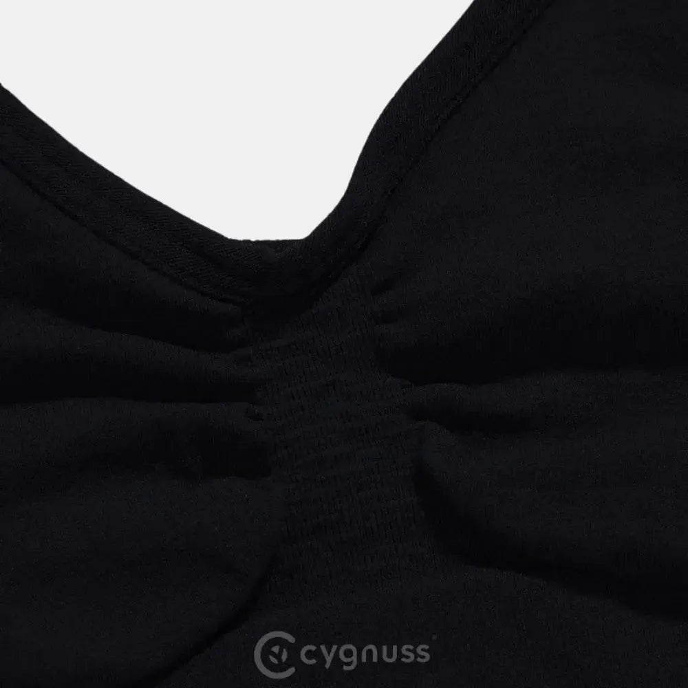Close-up do decote do Body Elegance Modelador preto, destacando a costura franzida central que garante modelagem e conforto ao vestir.