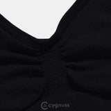 Close-up do decote do Body Elegance Modelador preto, destacando a costura franzida central que garante modelagem e conforto ao vestir.