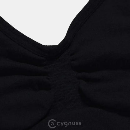 Close-up do decote do Body Elegance Modelador preto, destacando a costura franzida central que garante modelagem e conforto ao vestir.