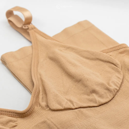 Três mulheres usando o Body Elegance Modelador em diferentes tons de pele, com cores de produto variando entre bege claro, bege médio e marrom. O logo da Cygnuss é visível nas peças, e as modelos estão em poses naturais, destacando o conforto e a modelagem das peças.

