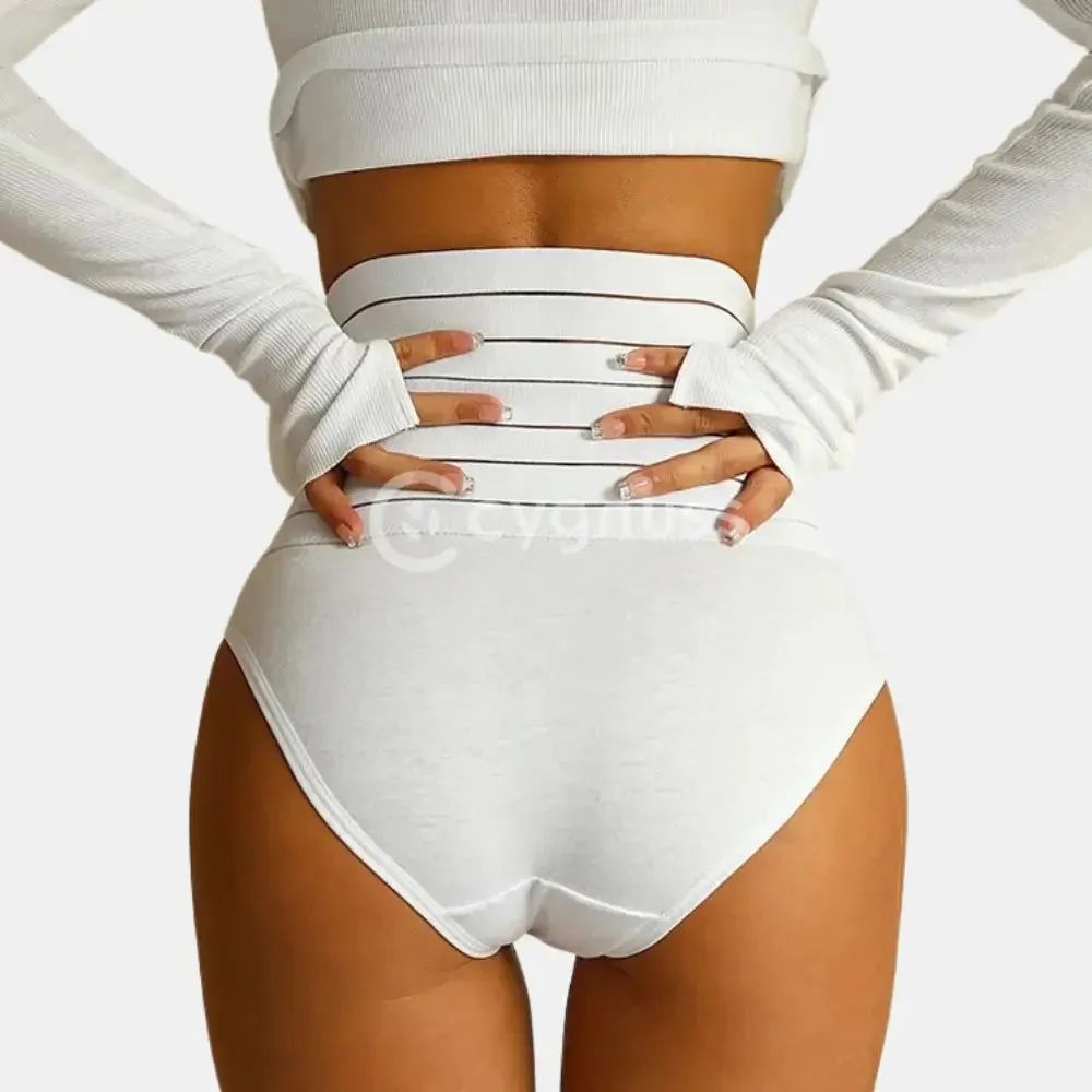 Imagem de uma mulher de costas, usando uma cinta modeladora branca com faixas de compressão horizontais. A mulher também está vestindo um top de manga longa branco, com as mãos na cintura, destacando a forma da silhueta modelada pela cinta.
