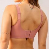 Kit de lingerie para o dia a dia composto por sutiãs e calcinhas em cores naturais, como bege e marrom, que oferecem conforto e suavidade. O design sem costura e de alta qualidade garante um encaixe perfeito e discreto sob a roupa, enquanto a combinação de peças traz praticidade e elegância para todos os momentos.
