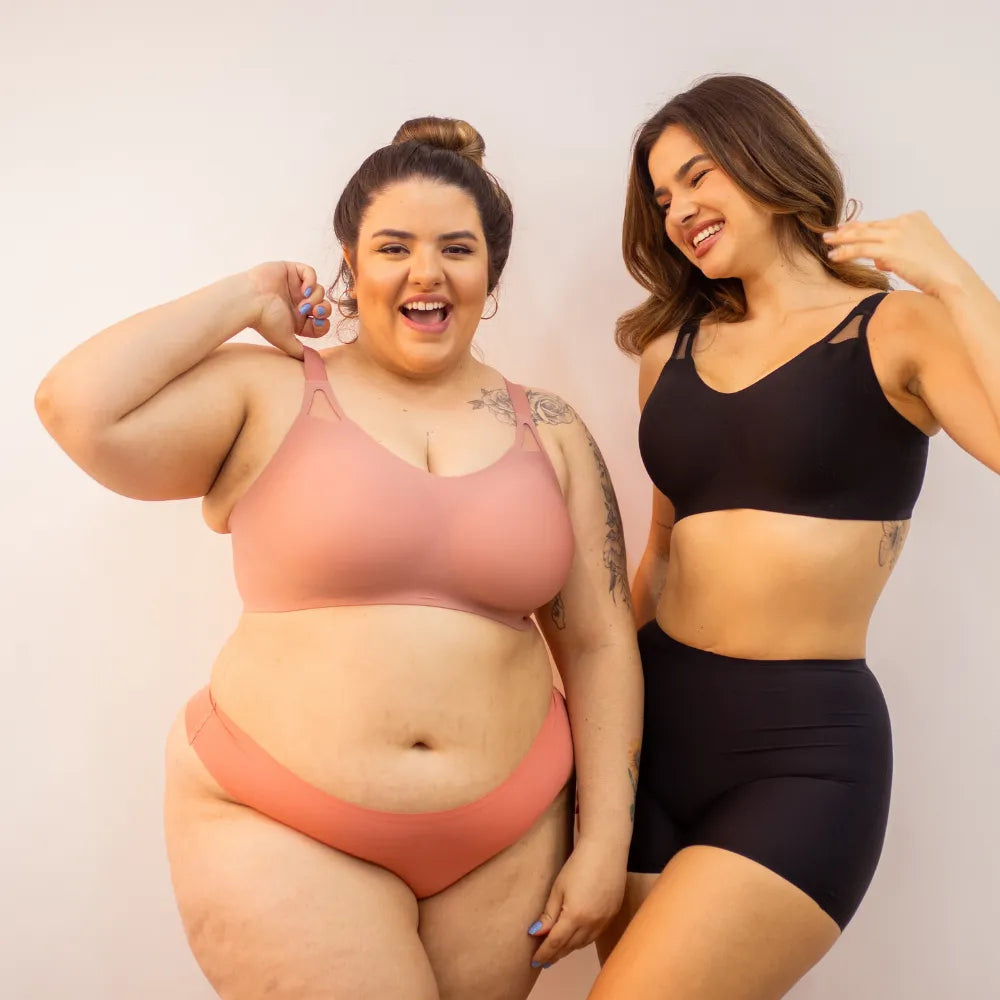 Duas modelos usando sutiãs esportivos de qualidade premium, ideais para todos os tipos de corpos. Sustentação, conforto e estilo em uma peça versátil para o dia a dia ou academia.