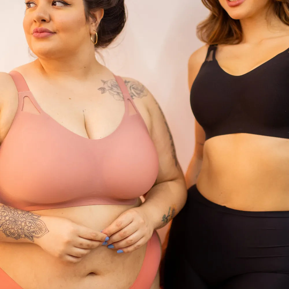 Duas mulheres usando sutiãs esportivos Cygnuss com qualidade premium, destacando sustentação, conforto e estilo para todos os corpos, inclusive plus size.