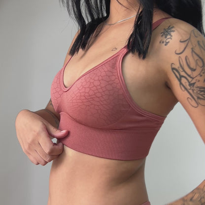 Video Close lateral do Sutiã Trend Curves Cygnuss x Lupo na cor terracota, destacando a textura em relevo, o decote em V, a base larga para sustentação e o caimento confortável no corpo da modelo com tatuagens.

