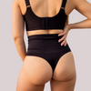 Mulher usando calcinha modeladora preta, destacando conforto e ajuste perfeito com sutiã sem costura para sustentação e elegância.