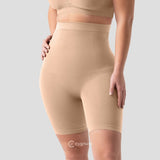 Mulher usando o Short Premium Modelador com Faixas de Silicone na cor nude, proporcionando conforto e modelagem na região da cintura e quadris. O short é visível abaixo do top de modelo simples, ajustando-se perfeitamente ao corpo.