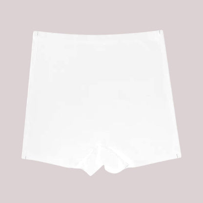 Short Segunda Pele na cor branca, com modelagem sem costura e acabamento suave. Perfeito para uso diário, oferecendo conforto e discrição sob a roupa.