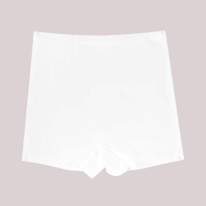 Short Segunda Pele na cor branca, com modelagem sem costura e acabamento suave. Perfeito para uso diário, oferecendo conforto e discrição sob a roupa.