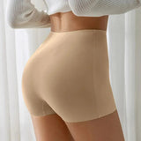 Imagem de uma modelagem de Short Segunda Pele sem Costura, destacando seu design suave e confortável. O material proporciona uma sensação de segunda pele, ideal para uso diário sem marcas ou desconforto, dando um acabamento elegante e discreto ao corpo.