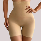 Short modelador bege da Cygnuss com cintura alta, tecido compressivo e acabamento sem costuras, desenhado para modelar a cintura e valorizar as curvas com conforto premium.