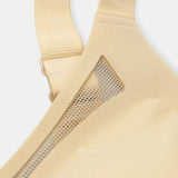 Close-up do Sutiã Dreams na cor nude, destacando os detalhes vazados em tule na lateral e a costura reforçada das alças ajustáveis. O tecido sem costuras e o design ergonômico proporcionam conforto e sustentação. O logo da Cygnuss está visível na parte inferior da peça.