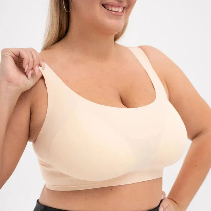 Modelo vestindo o sutiã premium reforçado na cor nude, destacando o ajuste perfeito e o conforto.