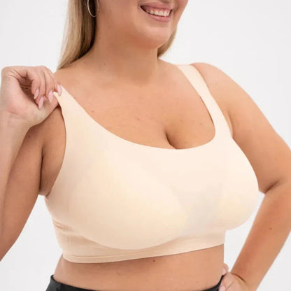 Modelo vestindo o sutiã premium reforçado na cor nude, destacando o ajuste perfeito e o conforto.