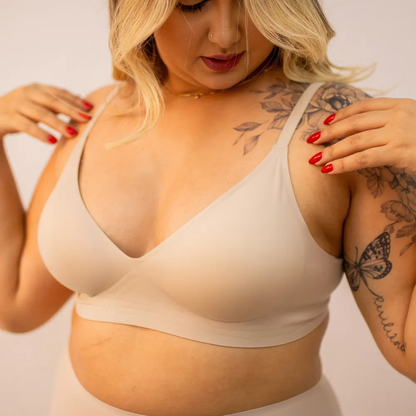 Mulher usando sutiã premium sem aro e sem costura, com alças finas ajustáveis para conforto e elegância.