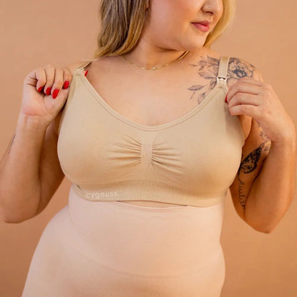 Mulher usando o Sutiã Liberty - Amamentação Livre com Bojo Removível, lingerie feminina confortável, sem costura, em tom bege.