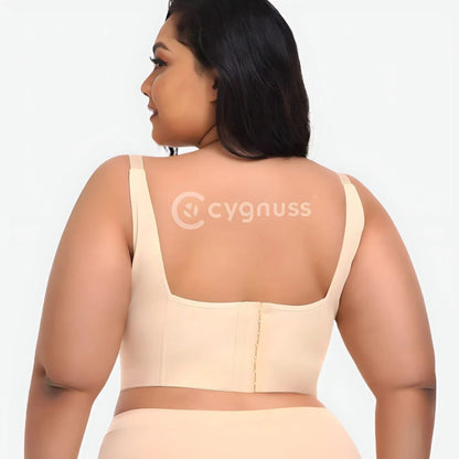 Mulher plus size vista de costas usando o Sutiã ElevaTop – Super Sustentação push up Cygnuss na cor bege. A imagem mostra o fecho largo com múltiplos colchetes e as alças reforçadas, evidenciando o design que oferece firmeza, conforto e sustentação para todos os tipos de corpo.