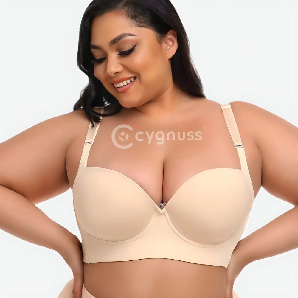 Mulher plus size sorrindo e vestindo o Sutiã ElevaTop – Super Sustentação push up Cygnuss na cor bege. O sutiã tem bojo estruturado com efeito push-up, base larga e alças ajustáveis. A peça valoriza o decote e proporciona sustentação para todos os tipos de corpo.