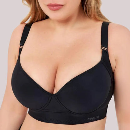 Mulher vestindo o Sutiã ElevaTop – Super Sustentação da Cygnuss na cor preta. O modelo tem bojo com efeito push-up, base reforçada e alças largas ajustáveis. O logo “cygnuss” aparece discretamente na lateral da faixa inferior, reforçando o visual sofisticado e funcional da peça.
