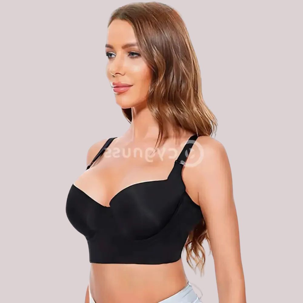 Mulher vestindo o Sutiã ElevaTop – Super Sustentação push up Cygnuss na cor preta, em ângulo lateral. O modelo possui bojo estruturado com efeito push-up, base alongada e alças reforçadas. A imagem evidencia o ajuste perfeito e a valorização do busto.