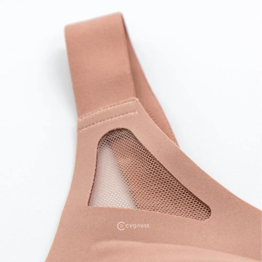 Detalhe da alça do sutiã esportivo Cygnuss, com malha respirável para maior conforto e frescor. Design funcional e elegante para o suporte perfeito ao longo do dia.