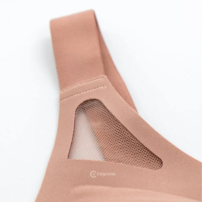 Detalhe da alça do sutiã esportivo Cygnuss, com malha respirável para maior conforto e frescor. Design funcional e elegante para o suporte perfeito ao longo do dia.