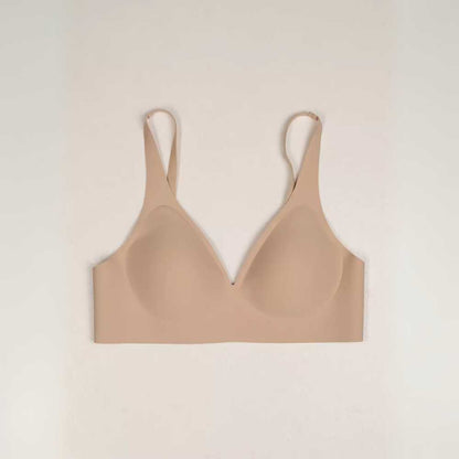 Vista frontal do Sutiã FIT na cor bege, com bojo removível, alças finas e acabamento sem costuras. O modelo tem design clean, sem aros, com recorte anatômico que oferece sustentação, conforto e caimento natural.