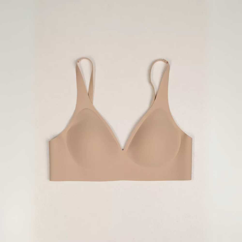 Vista frontal do Sutiã FIT na cor bege, com bojo removível, alças finas e acabamento sem costuras. O modelo tem design clean, sem aros, com recorte anatômico que oferece sustentação, conforto e caimento natural.