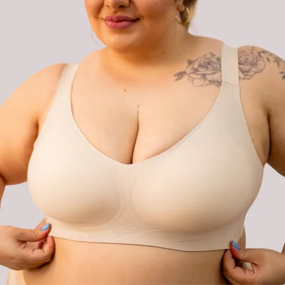Mulher vestindo sutiã plus size modelador bege da Cygnuss, com alças largas, tecido liso e design sem costuras, oferecendo conforto, sustentação e beleza natural.